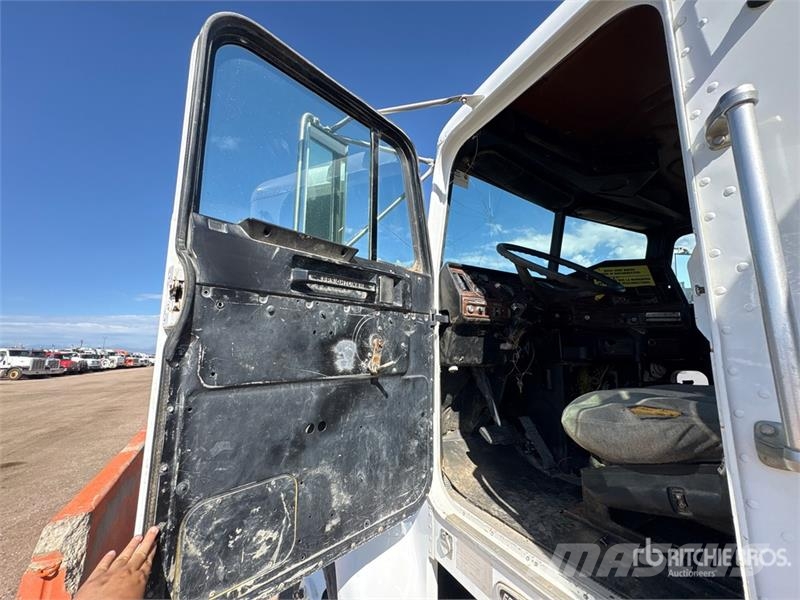Freightliner FLD120 4000 gal 6x4 Water Truck (Inoperable) Camiones cisterna