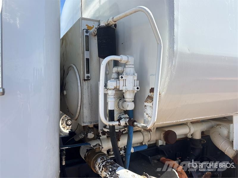 Freightliner FLD120 4000 gal 6x4 Water Truck (Inoperable) Camiones cisterna