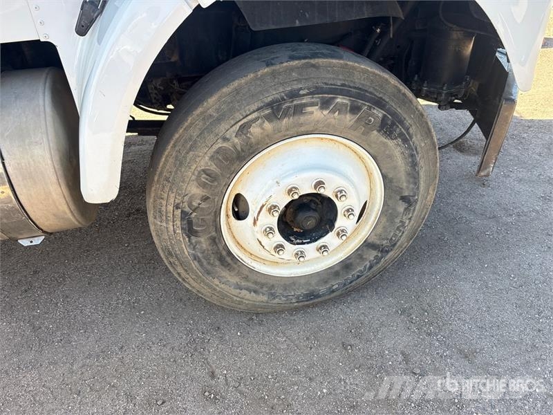 Freightliner FLD120 4000 gal 6x4 Water Truck (Inoperable) Camiones cisterna