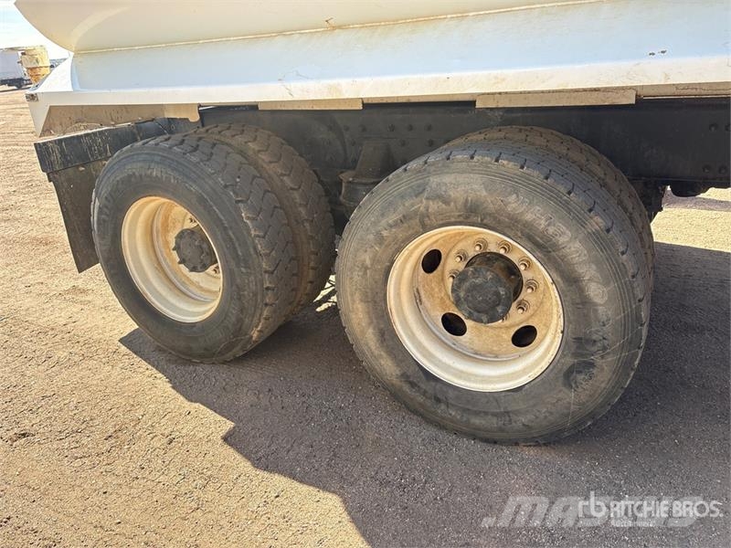 Freightliner FLD120 4000 gal 6x4 Water Truck (Inoperable) Camiones cisterna