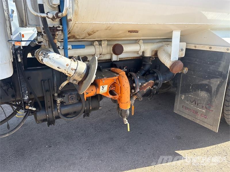 Freightliner FLD120 4000 gal 6x4 Water Truck (Inoperable) Camiones cisterna