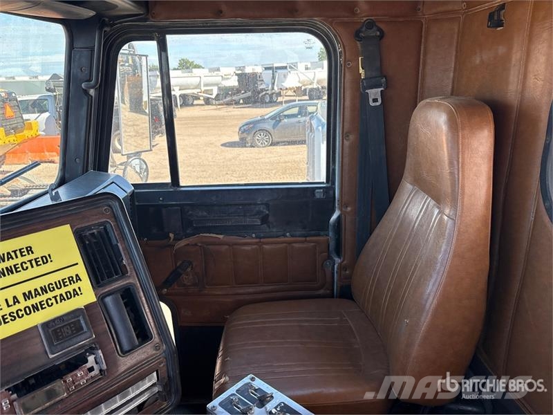 Freightliner FLD120 4000 gal 6x4 Water Truck (Inoperable) Camiones cisterna