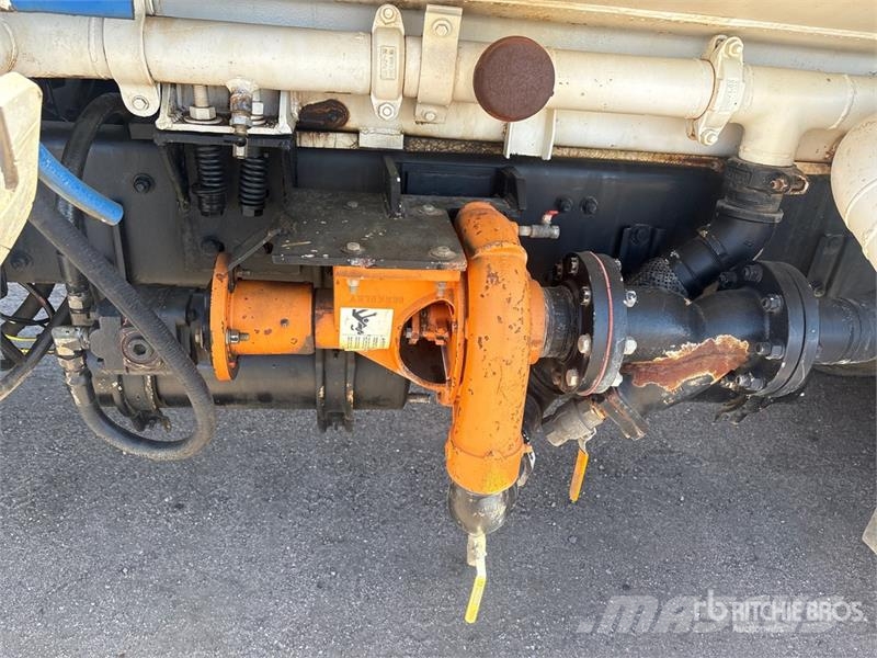 Freightliner FLD120 4000 gal 6x4 Water Truck (Inoperable) Camiones cisterna