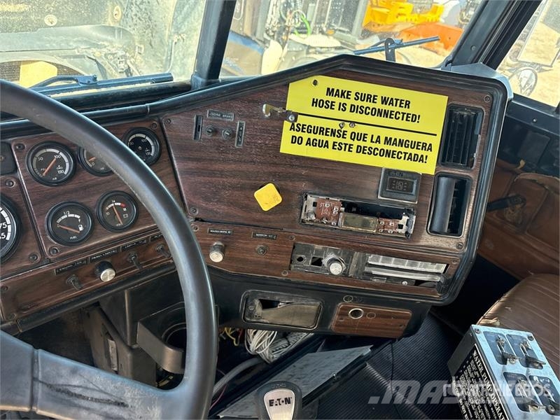Freightliner FLD120 4000 gal 6x4 Water Truck (Inoperable) Camiones cisterna