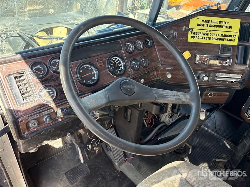 Freightliner FLD120 4000 gal 6x4 Water Truck (Inoperable) Camiones cisterna