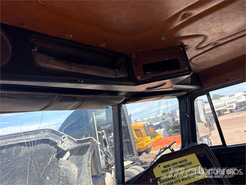 Freightliner FLD120 4000 gal 6x4 Water Truck (Inoperable) Camiones cisterna
