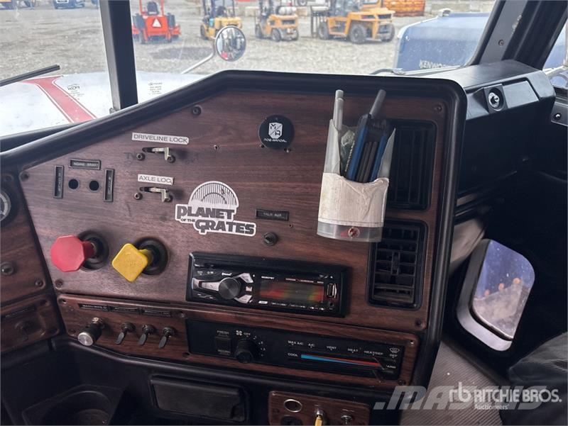 Freightliner FLD120 6x4 Flatbed Truck Tovornjaki s kesonom/platojem