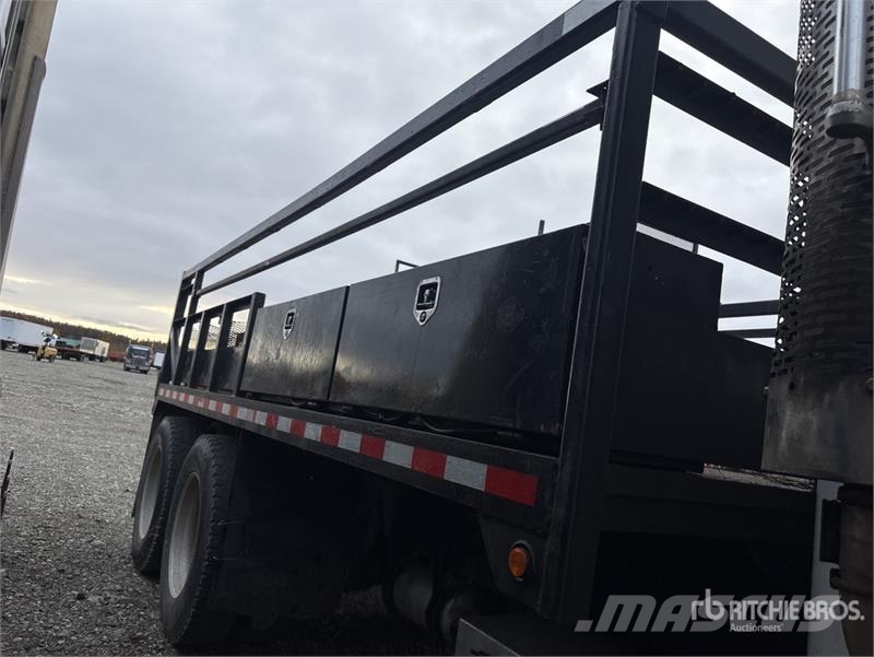 Freightliner FLD120 6x4 Flatbed Truck Tovornjaki s kesonom/platojem