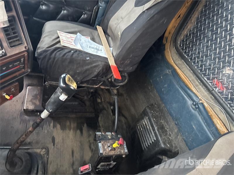 Freightliner FLD120 6x4 Flatbed Truck Tovornjaki s kesonom/platojem