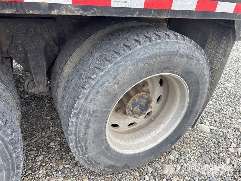 Freightliner FLD120 6x4 Flatbed Truck Tovornjaki s kesonom/platojem