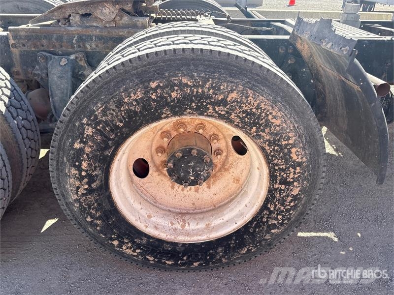 Freightliner FLD120064ST 6x4 T/A Sleeper Truck Tractor 中古トラクターヘッド | トレーラーヘッド