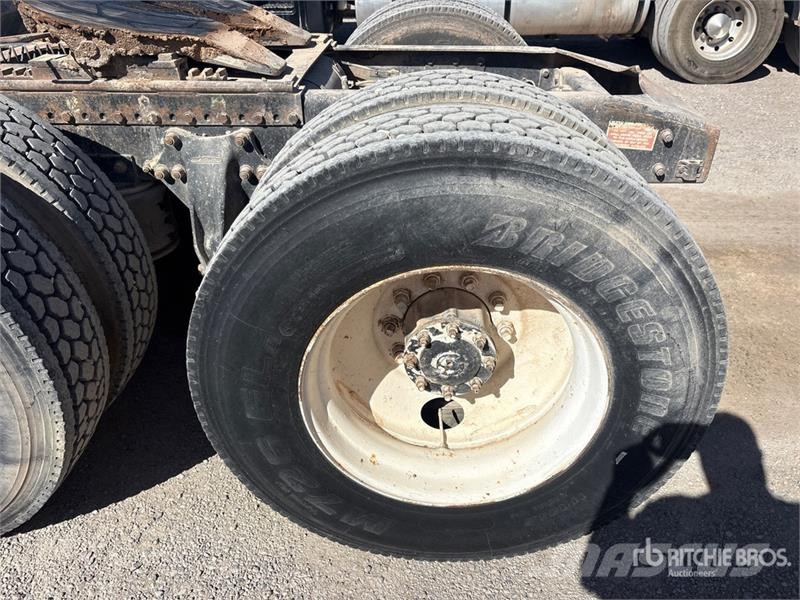 Freightliner FLD120064ST 6x4 T/A Sleeper Truck Tractor 中古トラクターヘッド | トレーラーヘッド