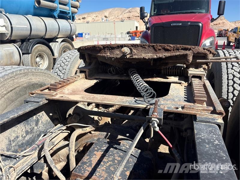 Freightliner FLD120064ST 6x4 T/A Sleeper Truck Tractor 中古トラクターヘッド | トレーラーヘッド
