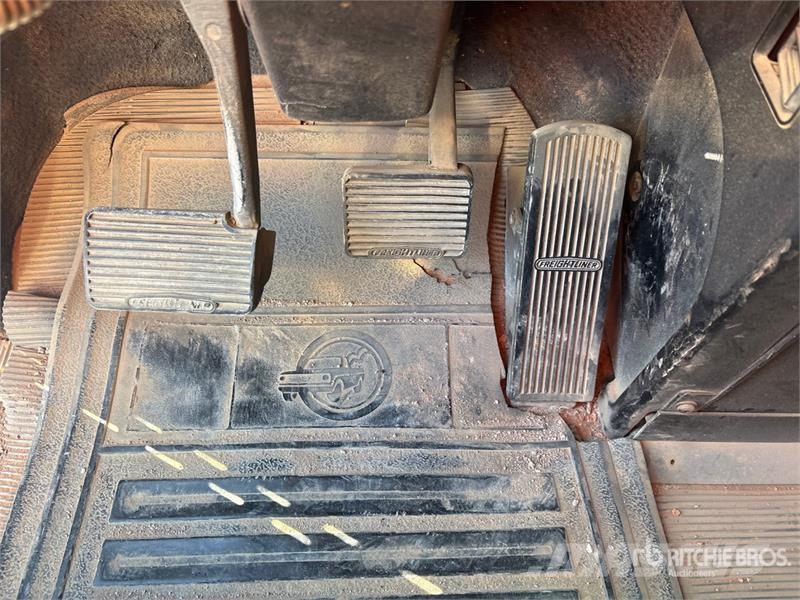 Freightliner FLD120064ST 6x4 T/A Sleeper Truck Tractor 中古トラクターヘッド | トレーラーヘッド