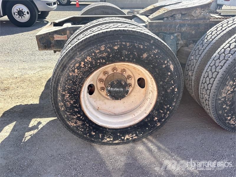 Freightliner FLD120064ST 6x4 T/A Sleeper Truck Tractor 中古トラクターヘッド | トレーラーヘッド