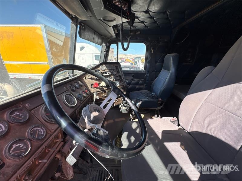 Freightliner FLD120064ST 6x4 T/A Sleeper Truck Tractor 中古トラクターヘッド | トレーラーヘッド
