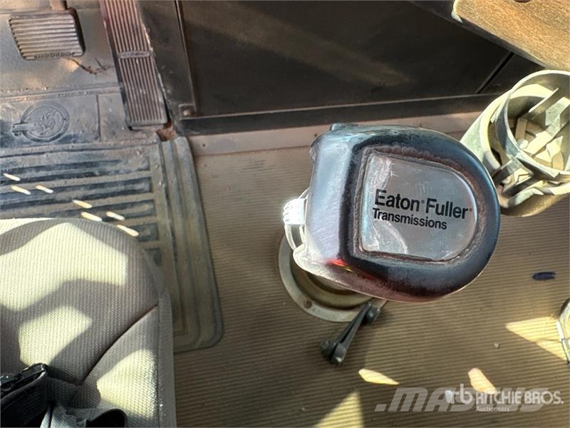 Freightliner FLD120064ST 6x4 T/A Sleeper Truck Tractor 中古トラクターヘッド | トレーラーヘッド