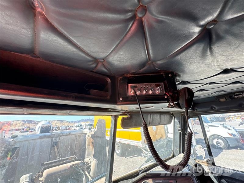 Freightliner FLD120064ST 6x4 T/A Sleeper Truck Tractor 中古トラクターヘッド | トレーラーヘッド
