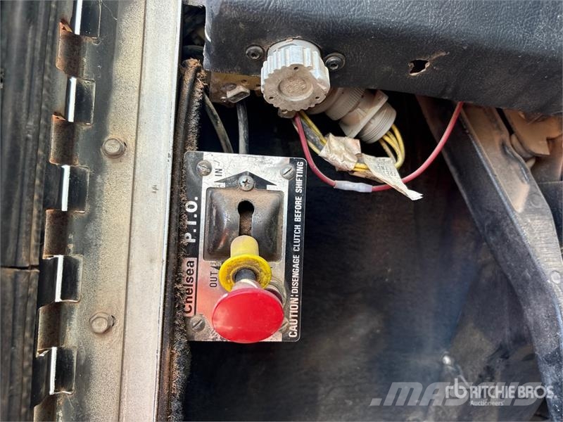 Freightliner FLD120064ST 6x4 T/A Sleeper Truck Tractor 中古トラクターヘッド | トレーラーヘッド