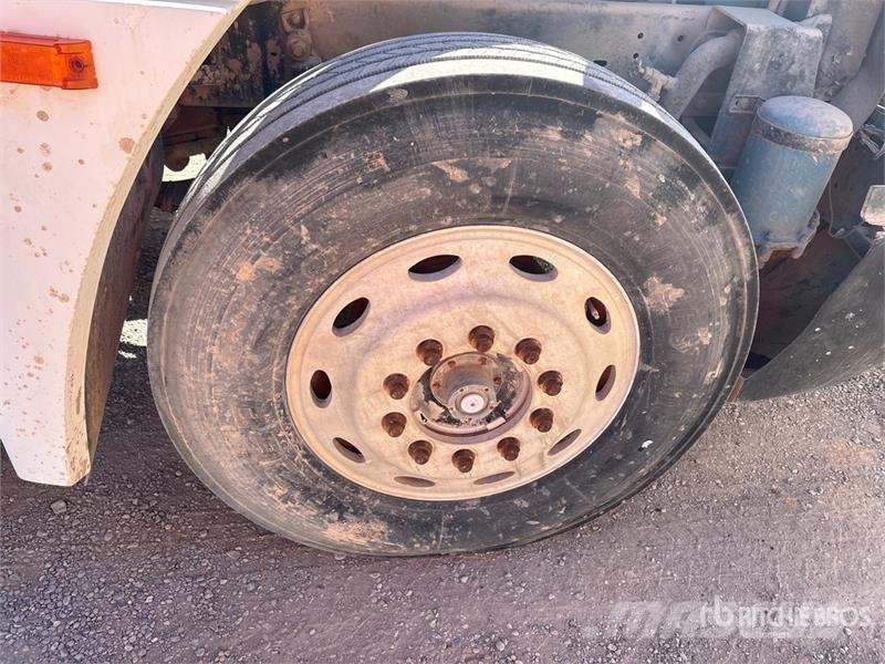 Freightliner FLD120064ST 6x4 T/A Sleeper Truck Tractor 中古トラクターヘッド | トレーラーヘッド