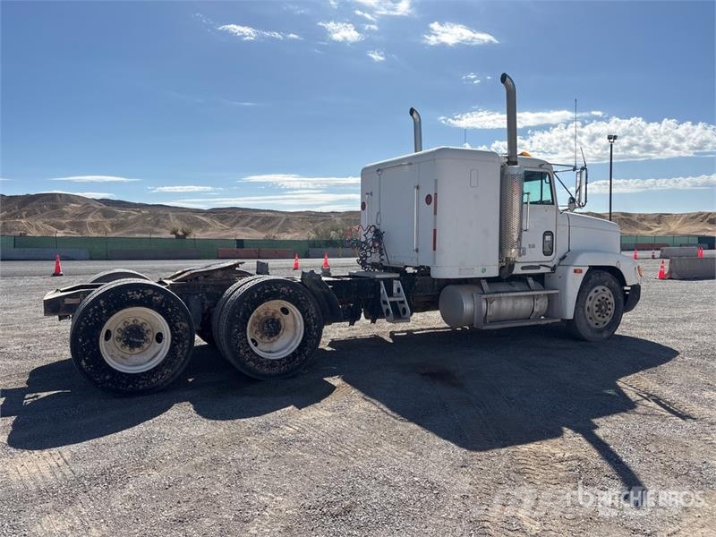 Freightliner FLD120064ST 6x4 T/A Sleeper Truck Tractor 中古トラクターヘッド | トレーラーヘッド