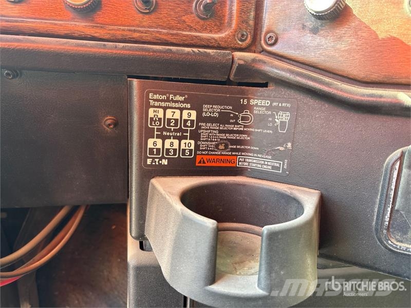 Freightliner FLD120064ST 6x4 T/A Sleeper Truck Tractor 中古トラクターヘッド | トレーラーヘッド