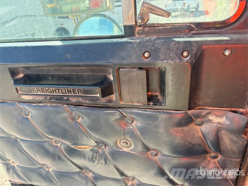 Freightliner FLD120064ST 6x4 T/A Sleeper Truck Tractor 中古トラクターヘッド | トレーラーヘッド