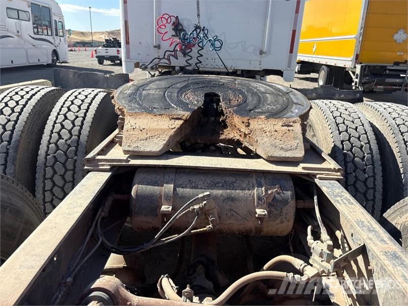 Freightliner FLD120064ST 6x4 T/A Sleeper Truck Tractor 中古トラクターヘッド | トレーラーヘッド