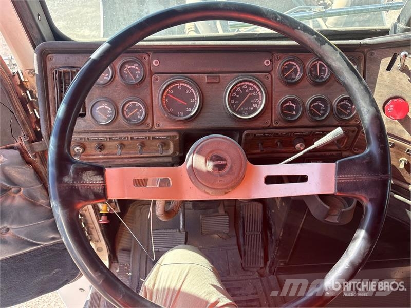 Freightliner FLD120064ST 6x4 T/A Sleeper Truck Tractor 中古トラクターヘッド | トレーラーヘッド