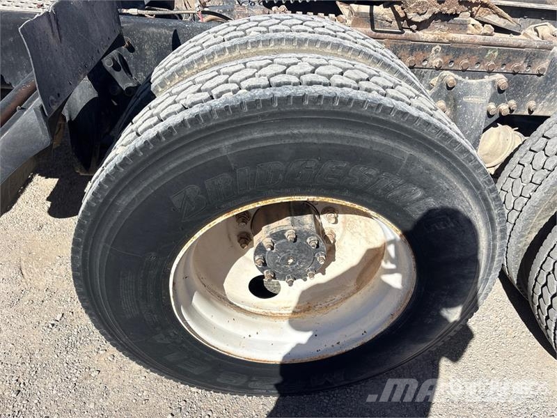 Freightliner FLD120064ST 6x4 T/A Sleeper Truck Tractor 中古トラクターヘッド | トレーラーヘッド