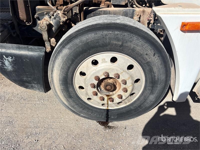 Freightliner FLD120064ST 6x4 T/A Sleeper Truck Tractor 中古トラクターヘッド | トレーラーヘッド