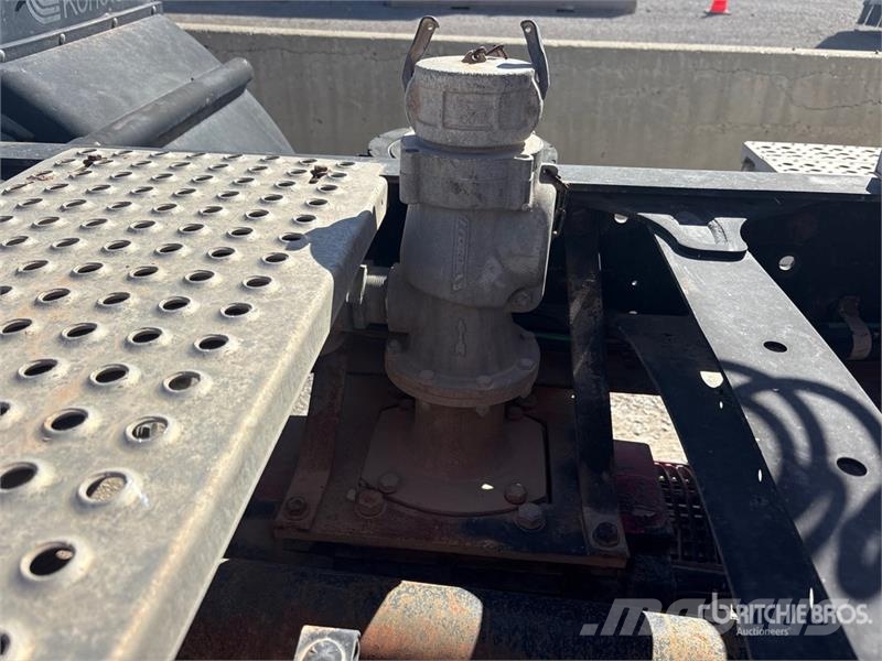 Freightliner FLD120064ST 6x4 T/A Sleeper Truck Tractor 中古トラクターヘッド | トレーラーヘッド