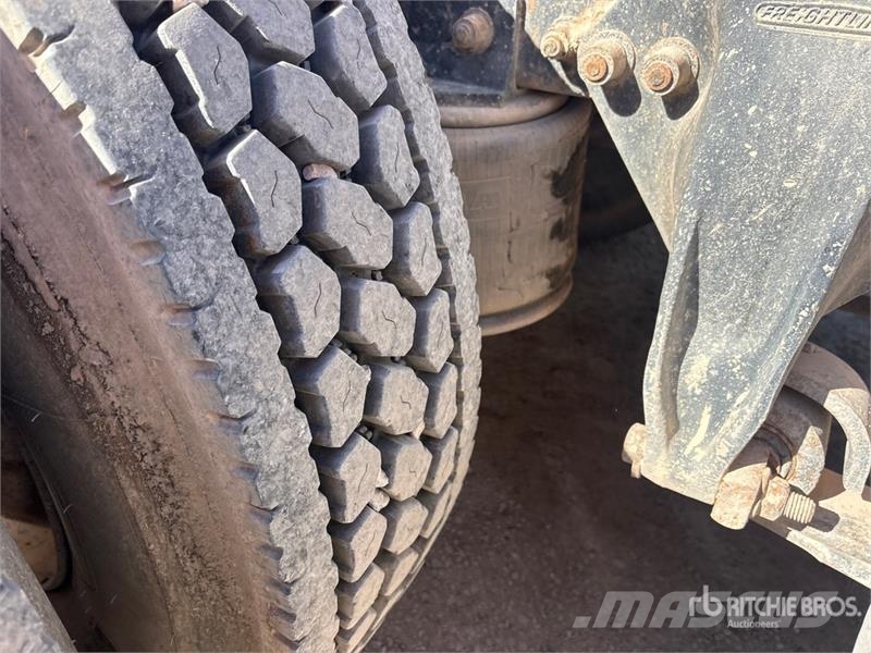 Freightliner FLD120064ST 6x4 T/A Sleeper Truck Tractor 中古トラクターヘッド | トレーラーヘッド
