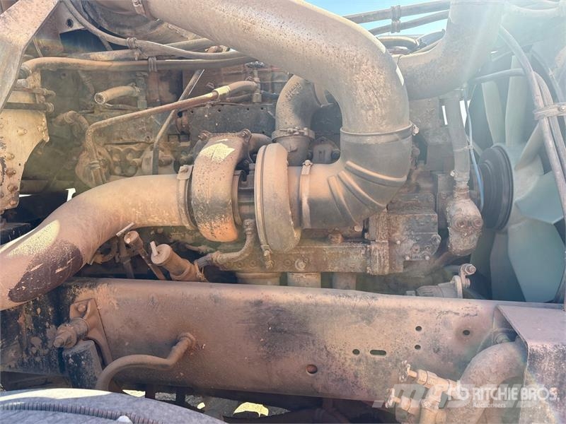 Freightliner FLD120064ST 6x4 T/A Sleeper Truck Tractor 中古トラクターヘッド | トレーラーヘッド