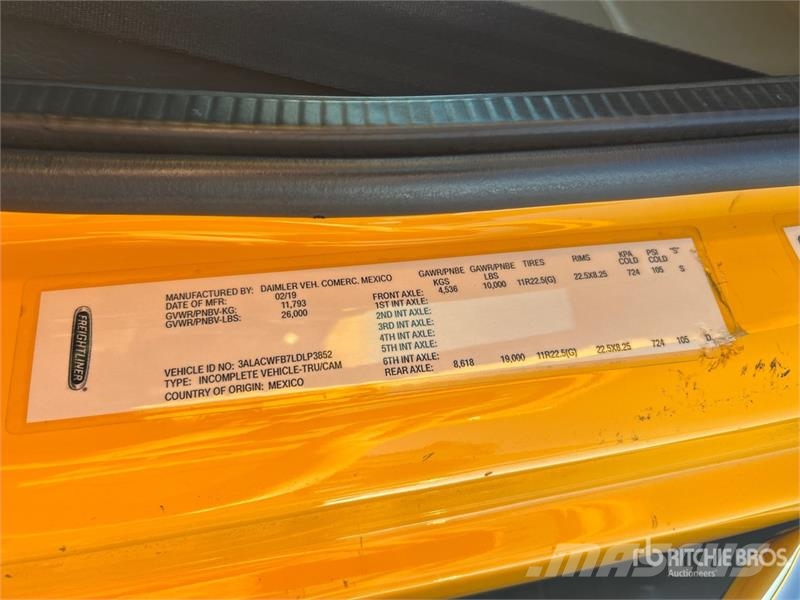Freightliner M2 106 Camiones de cama baja
