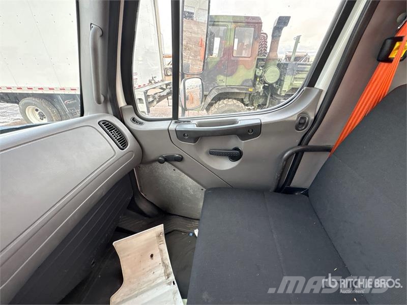 Freightliner M2 106 Kabine i unutrašnjost