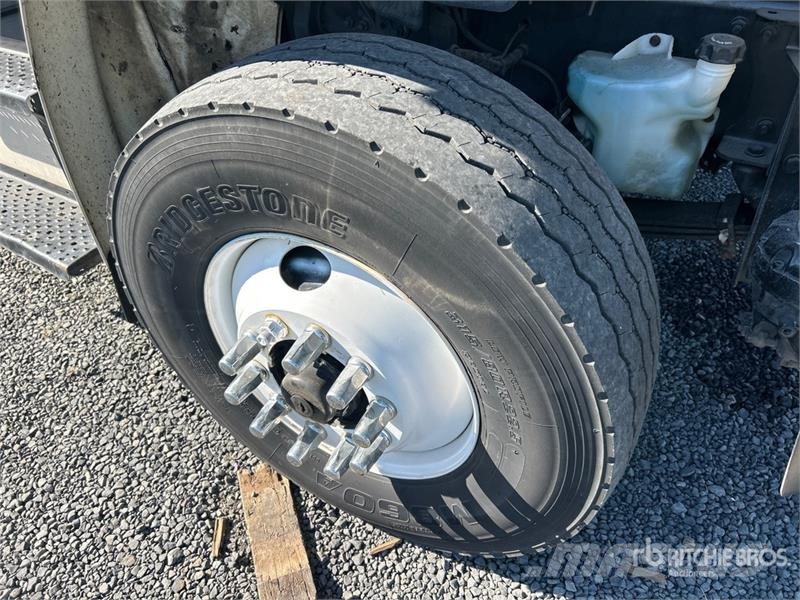Freightliner M2 106 Tovornjaki s kesonom/platojem