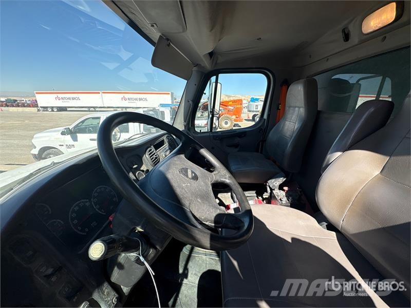 Freightliner M2 106 شاحنات قلابة