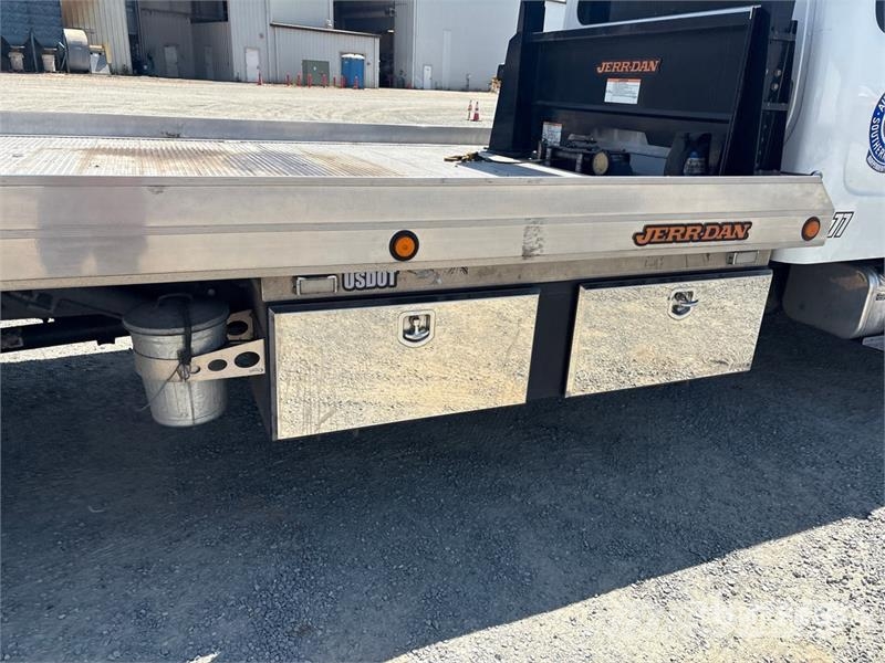 Freightliner M2 106 Recovery vehicles