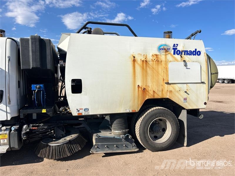 Freightliner M2 106 Pometalni stroji