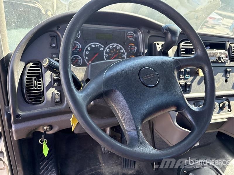 Freightliner M2 106 キャビン及び内装