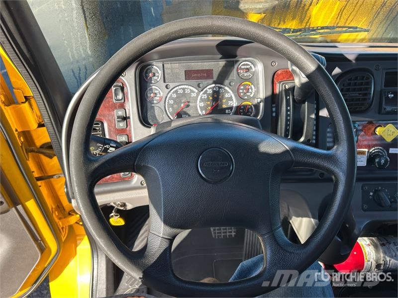 Freightliner M2 106 Camiones de cama baja
