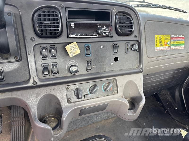 Freightliner M2 106 캐빈 및 인테리어
