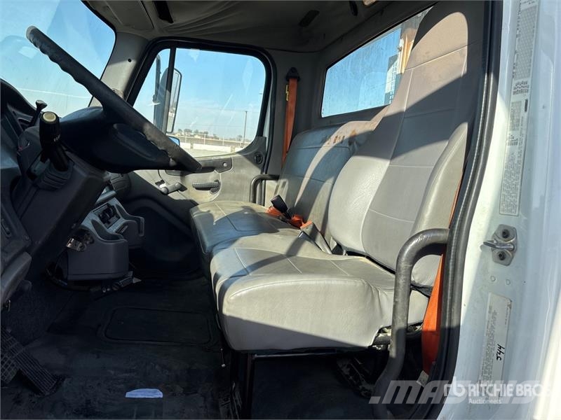 Freightliner M2 106 Nostolava-autot