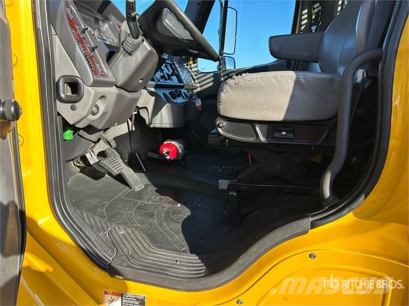 Freightliner M2 106 Camiones de cama baja