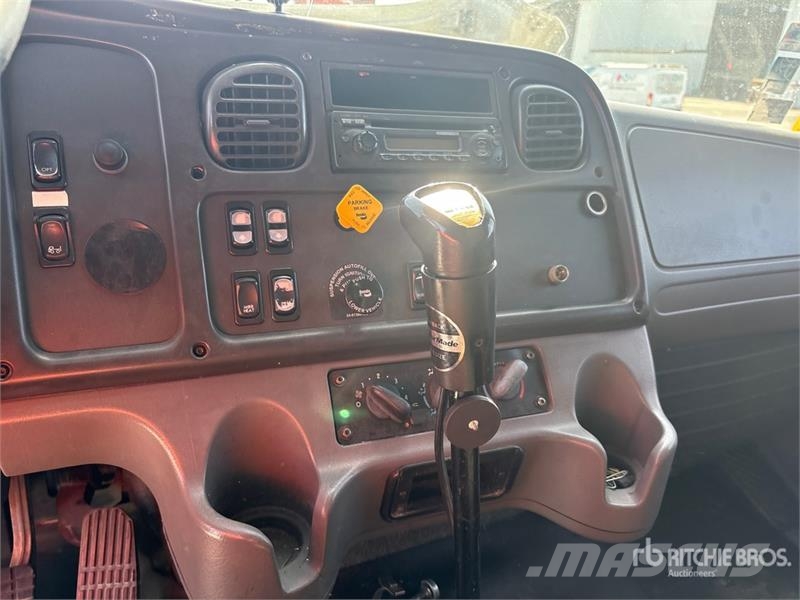 Freightliner M2 106 Furgons