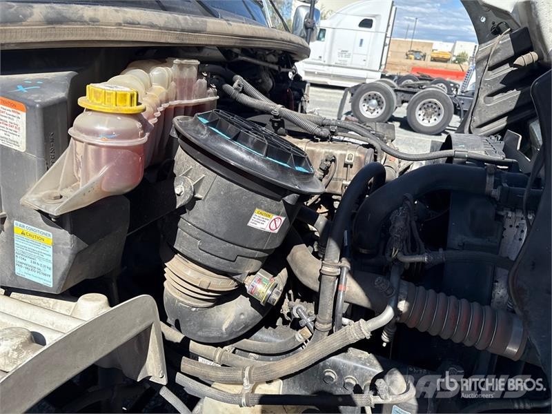 Freightliner M2 106 キャビン及び内装