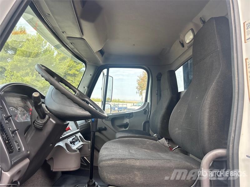 Freightliner M2 106 شاحنات قلابة