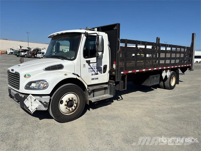 Freightliner M2 106 Tovornjaki s kesonom/platojem