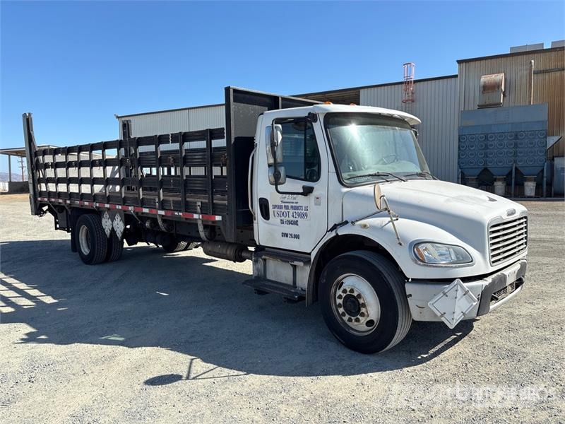 Freightliner M2 106 Tovornjaki s kesonom/platojem